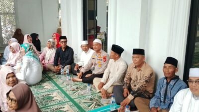 Di Tengah Khidmatnya Pengajian Al Hidayah, Kapolsek Air Putih Pererat Silaturahmi