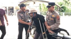 Prihatin Melihat Kondisi Warga, Kapolres Batu Bara Berikan Kursi Roda