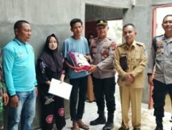 Cek Rumah Warga Terdampak Angin Kencang, Kapolsek Air Putih Bantuan Paket Sembako 