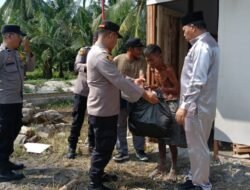 Jumat Berkah, Kapolsek Lima Puluh Salurkan Bantuan Peralatan Dapur dan Sembako untuk Warga Terdampak Angin Kencang