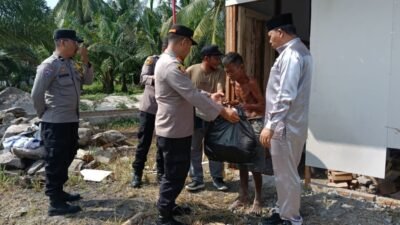 Jumat Berkah, Kapolsek Lima Puluh Salurkan Bantuan Peralatan Dapur dan Sembako untuk Warga Terdampak Angin Kencang