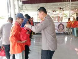 Jumat Curhat Jadi Momen Berbagi, Kapolres Batu Bara Serahkan Sembako kepada Petugas Kebersihan