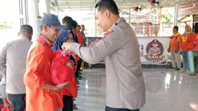 Jumat Curhat Jadi Momen Berbagi, Kapolres Batu Bara Serahkan Sembako kepada Petugas Kebersihan