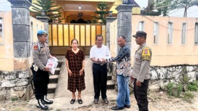 Peduli Sesama, Kapolsek Lima Puluh Berbagi Sembako di Hari Minggu