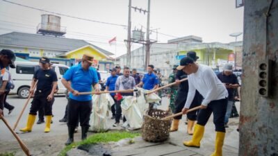 Ciptakan Lingkungan Bersih dan Asri, Bupati Baharuddin Pimpin Gotong Royong di Tanjung Tiram