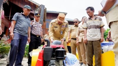 Dukung Swasembada Pangan Bupati Batu Bara Ikut Panen Padi dan Salurkan Bantuan Pertanian