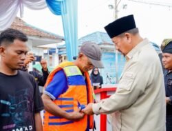 100 Life  Jacket di Serakan kepada Nelayan, Bupati Tekankan Pentingnya Keselamatan di Laut