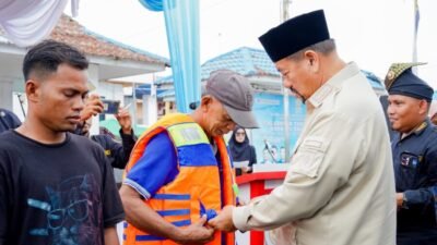 100 Life  Jacket di Serakan kepada Nelayan, Bupati Tekankan Pentingnya Keselamatan di Laut