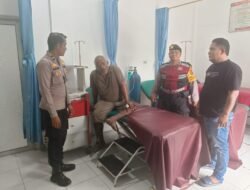 Polisi Evakuasi Warga Sakit Saat Patroli di Medang Deras