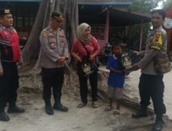 Jumat Berkah, Polsek Lima Puluh Bagikan Sembako kepada Warga di Pantai Sejarah