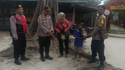 Jumat Berkah, Polsek Lima Puluh Bagikan Sembako kepada Warga di Pantai Sejarah