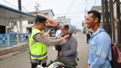Strong Point Pagi,Kapolres Bagikan Helm Gratis kepada Pengendara