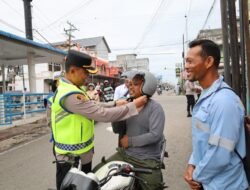 Strong Point Pagi,Kapolres Bagikan Helm Gratis kepada Pengendara
