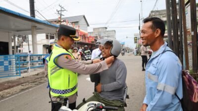 Strong Point Pagi,Kapolres Bagikan Helm Gratis kepada Pengendara